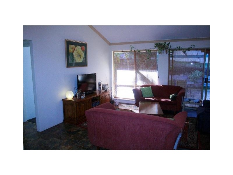 4 Parkway Gardens, Parmelia WA 6167