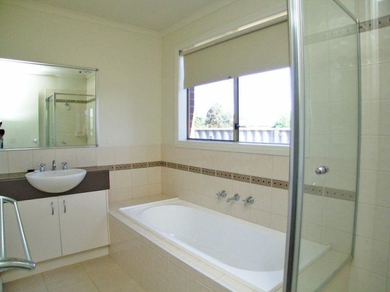 4 Cluden Gardens, Sebastopol VIC 3356