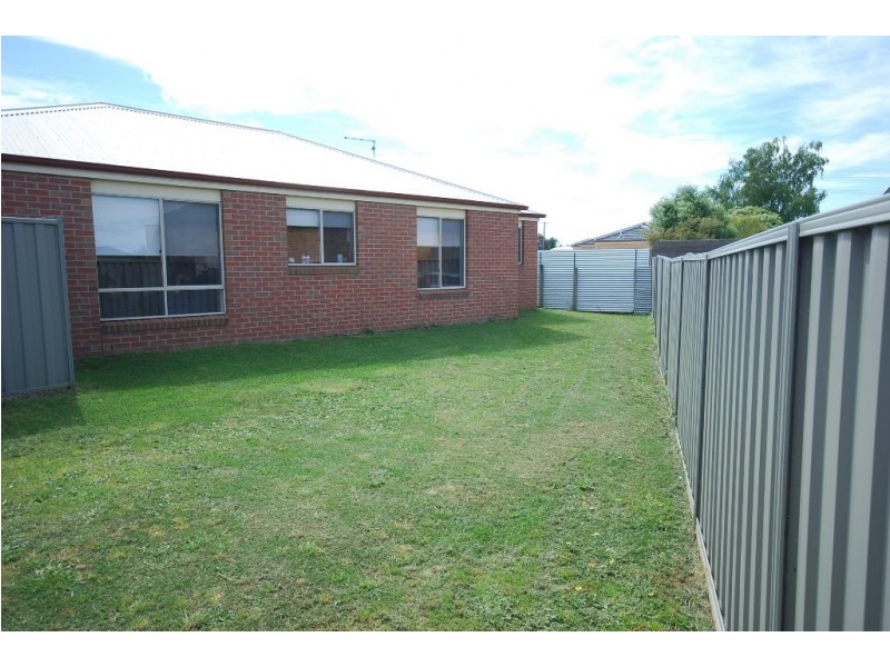 4 Cluden Gardens, Sebastopol VIC 3356