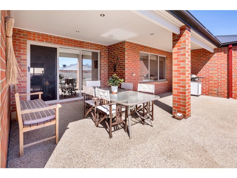 9 Hammill Close, Canadian VIC 3350