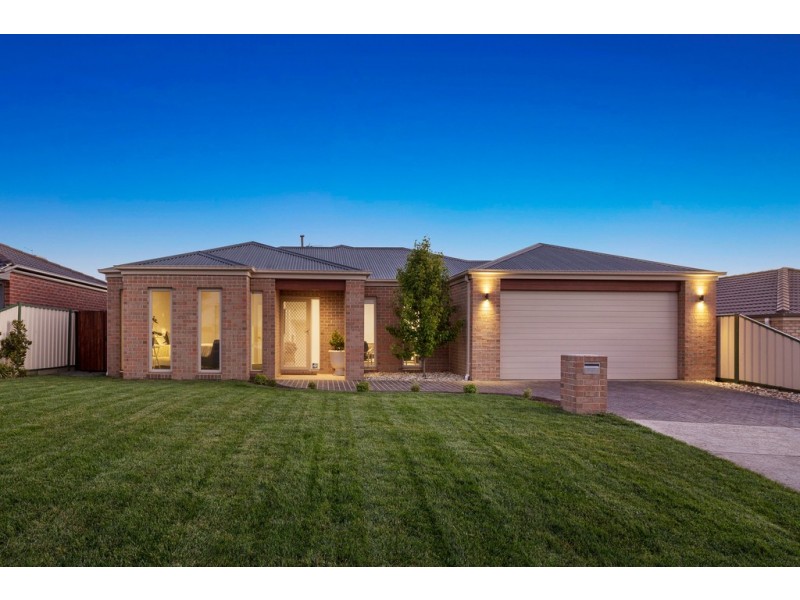 14 Horwood Drive, Mount Clear VIC 3350