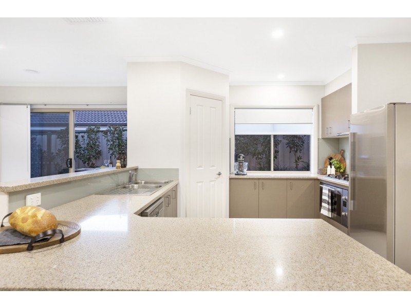 14 Horwood Drive, Mount Clear VIC 3350