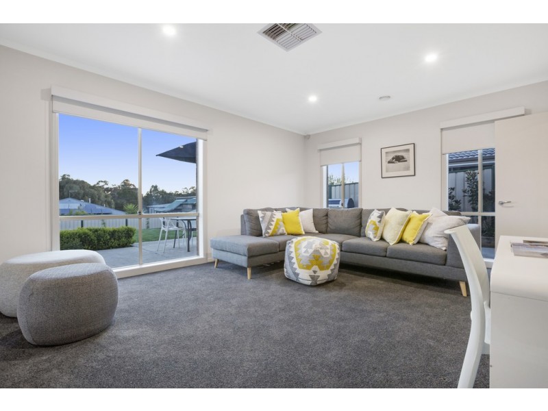 14 Horwood Drive, Mount Clear VIC 3350