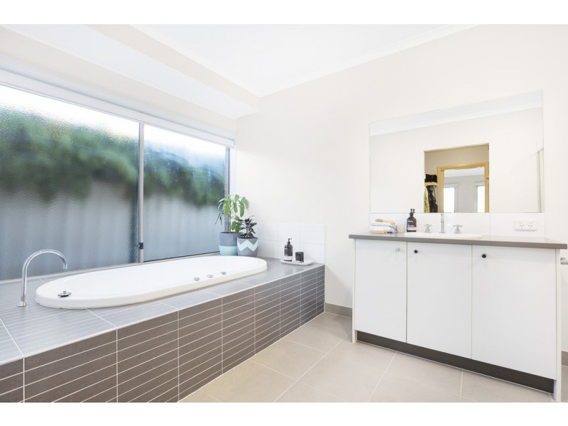 14 Horwood Drive, Mount Clear VIC 3350