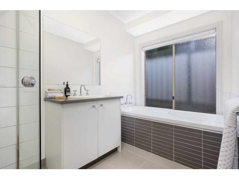 14 Horwood Drive, Mount Clear VIC 3350