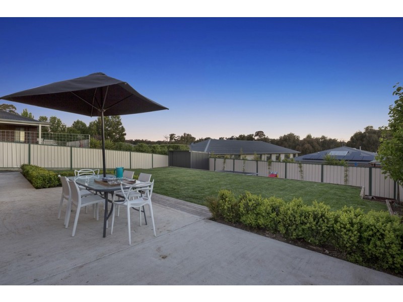 14 Horwood Drive, Mount Clear VIC 3350