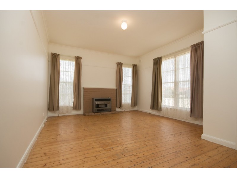 61 Maple Avenue, Wendouree VIC 3355