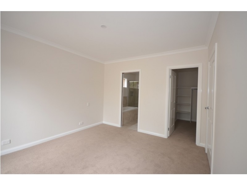 2/16 Park Street, Wendouree VIC 3355