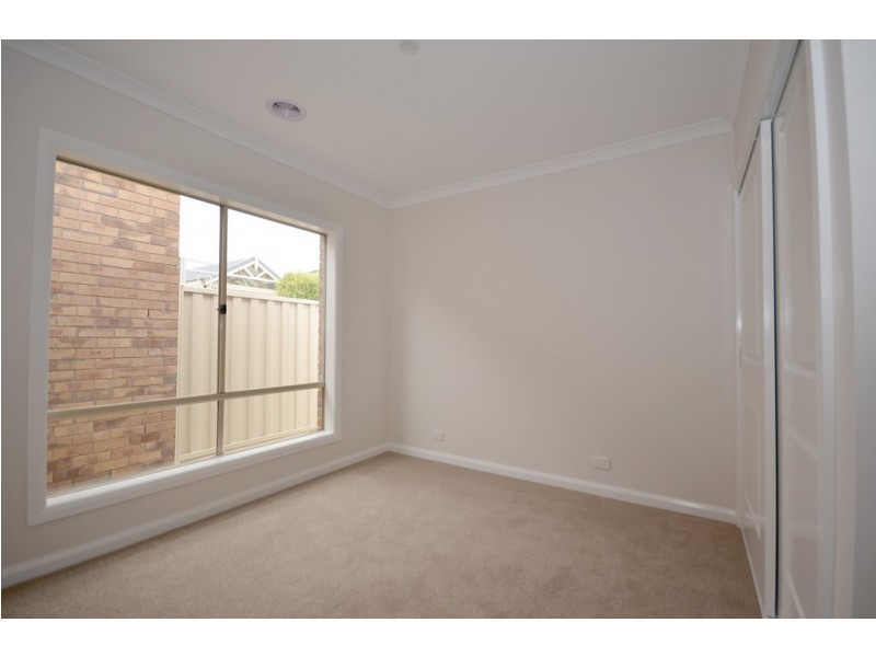 2/16 Park Street, Wendouree VIC 3355