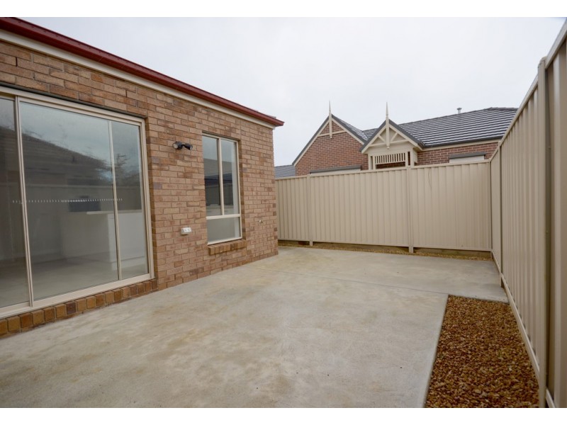 2/16 Park Street, Wendouree VIC 3355