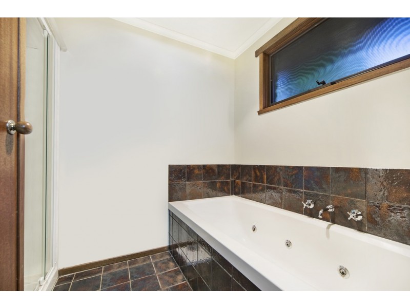 18 Elaine Avenue, Alfredton VIC 3350