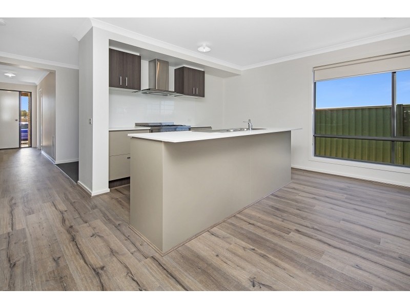 21 Cinnamon Drive, Lake Gardens VIC 3355