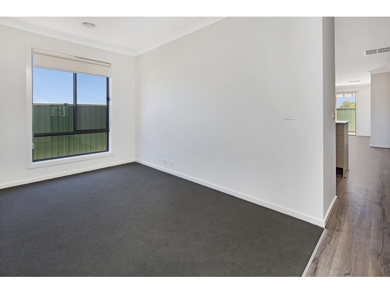 21 Cinnamon Drive, Lake Gardens VIC 3355