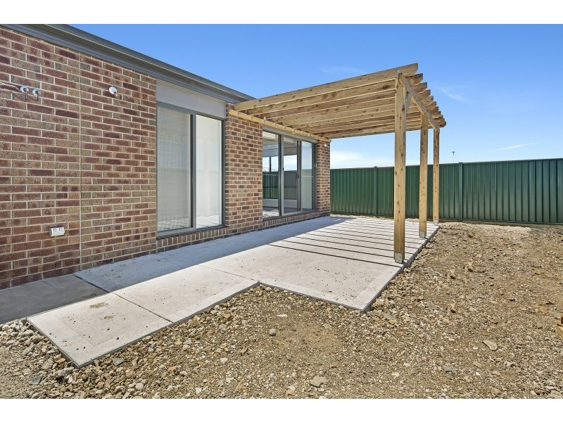 21 Cinnamon Drive, Lake Gardens VIC 3355