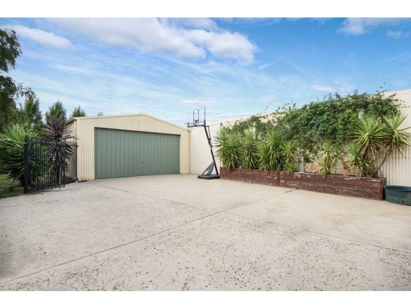 8 Brinkley Avenue, Wendouree VIC 3355