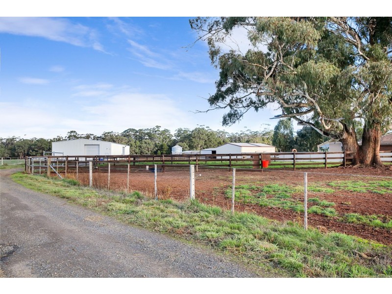 190 Black Swamp Road, Bungaree VIC 3352