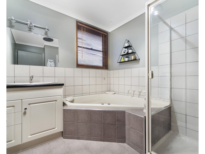 10 Hale Avenue, Mount Clear VIC 3350