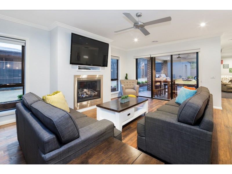 24 Greenhaven Court, Mount Clear VIC 3350