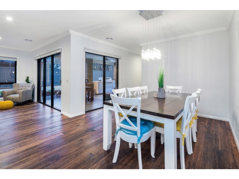 24 Greenhaven Court, Mount Clear VIC 3350