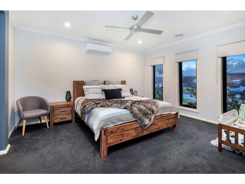 24 Greenhaven Court, Mount Clear VIC 3350