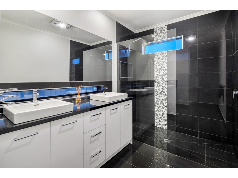 24 Greenhaven Court, Mount Clear VIC 3350