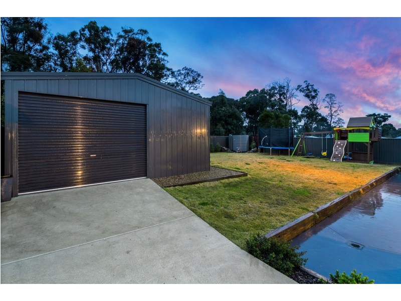 24 Greenhaven Court, Mount Clear VIC 3350
