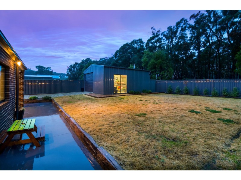 24 Greenhaven Court, Mount Clear VIC 3350