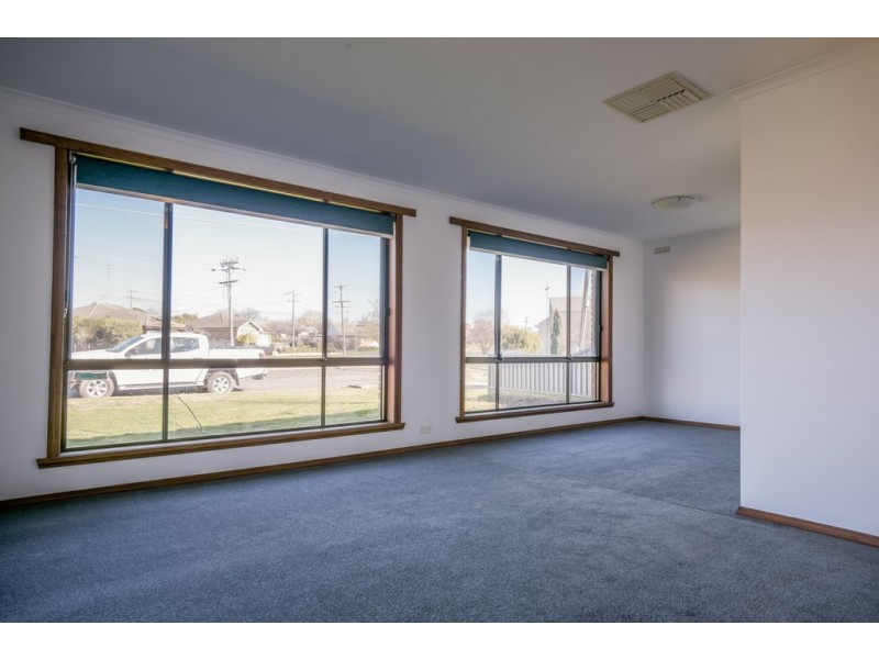 4 Webbcona Parade, Wendouree VIC 3355