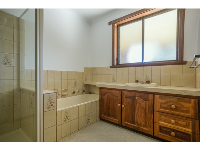 4 Webbcona Parade, Wendouree VIC 3355