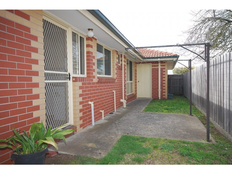 2/272 Albert Street, Sebastopol VIC 3356