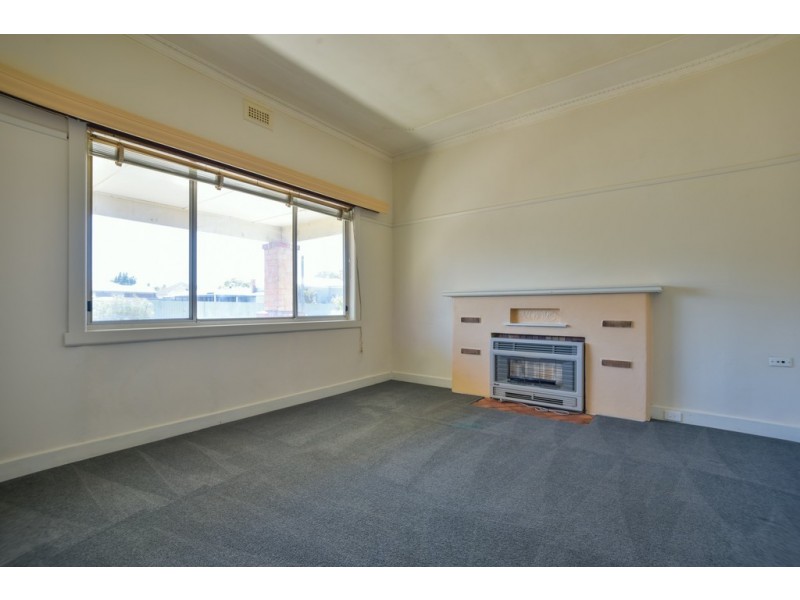 15 Birdwood Avenue, Sebastopol VIC 3356