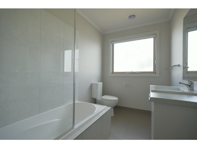 21 Ron Court, Canadian VIC 3350