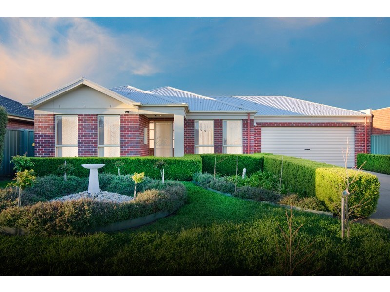 10 St Chester Avenue, Lake Gardens VIC 3355
