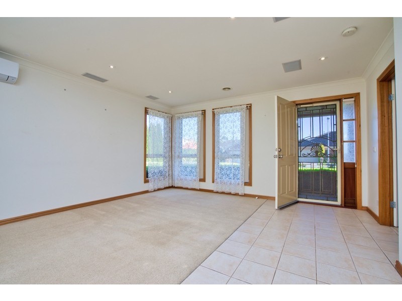 10 St Chester Avenue, Lake Gardens VIC 3355