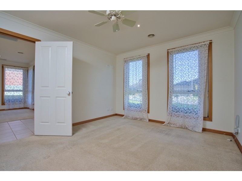 10 St Chester Avenue, Lake Gardens VIC 3355