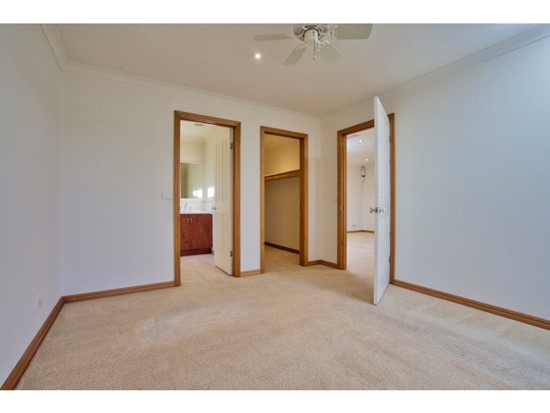 10 St Chester Avenue, Lake Gardens VIC 3355