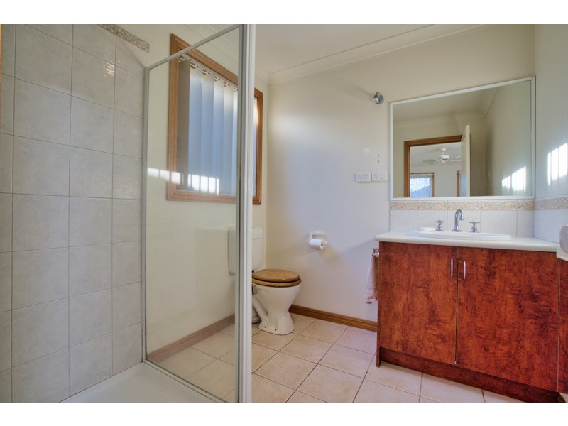 10 St Chester Avenue, Lake Gardens VIC 3355