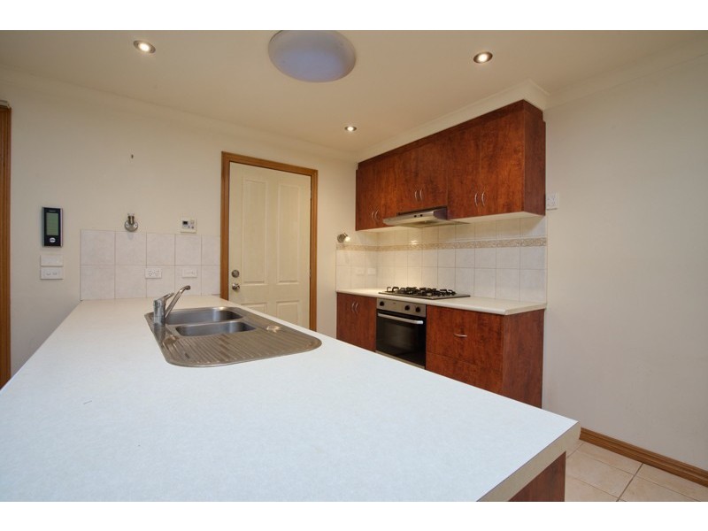 10 St Chester Avenue, Lake Gardens VIC 3355