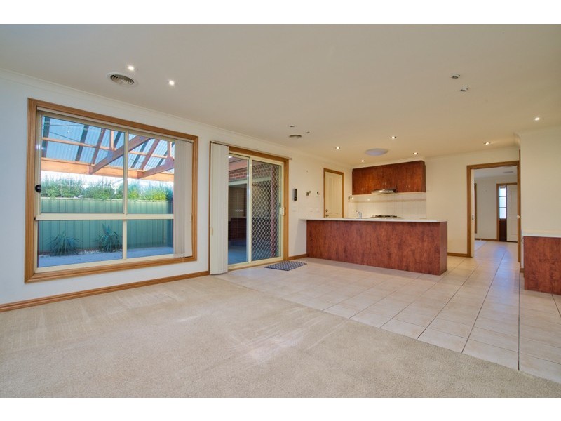 10 St Chester Avenue, Lake Gardens VIC 3355