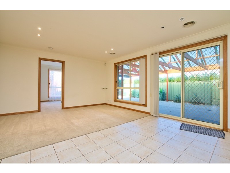 10 St Chester Avenue, Lake Gardens VIC 3355