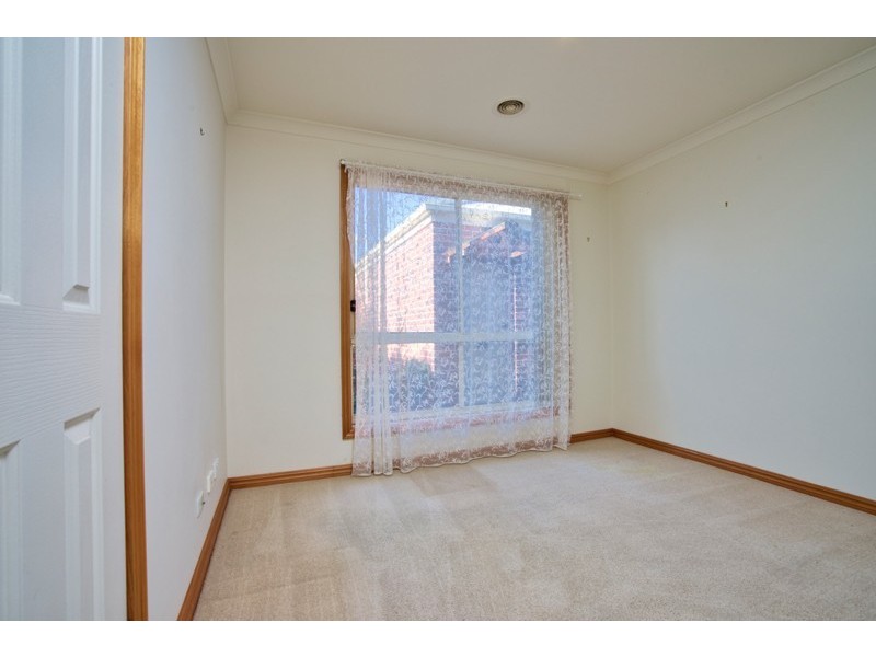 10 St Chester Avenue, Lake Gardens VIC 3355