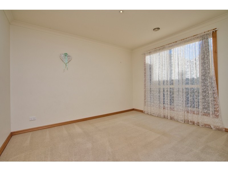 10 St Chester Avenue, Lake Gardens VIC 3355