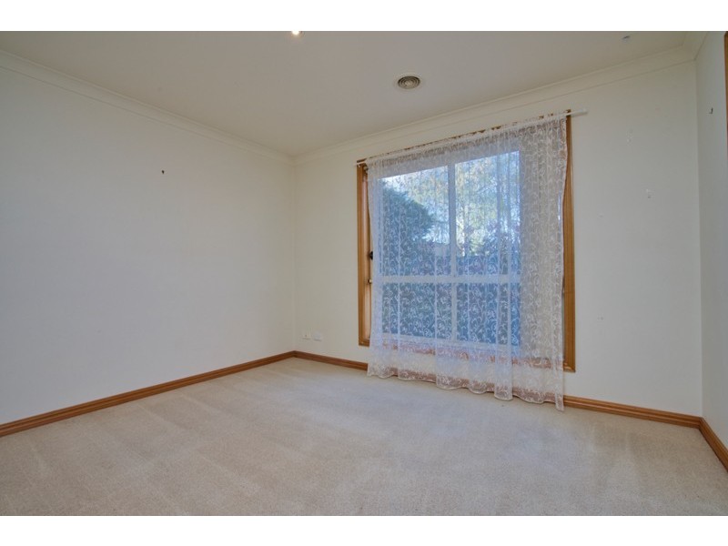 10 St Chester Avenue, Lake Gardens VIC 3355