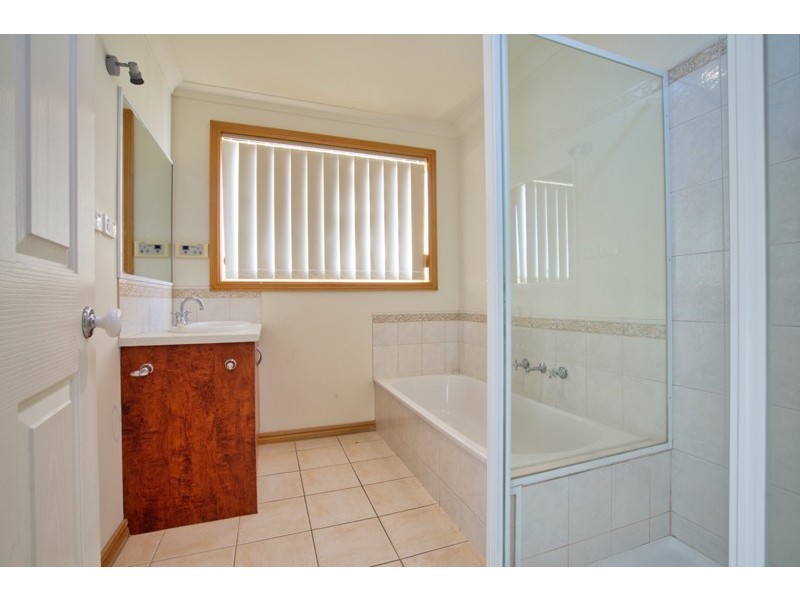 10 St Chester Avenue, Lake Gardens VIC 3355