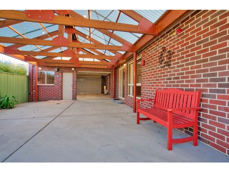 10 St Chester Avenue, Lake Gardens VIC 3355