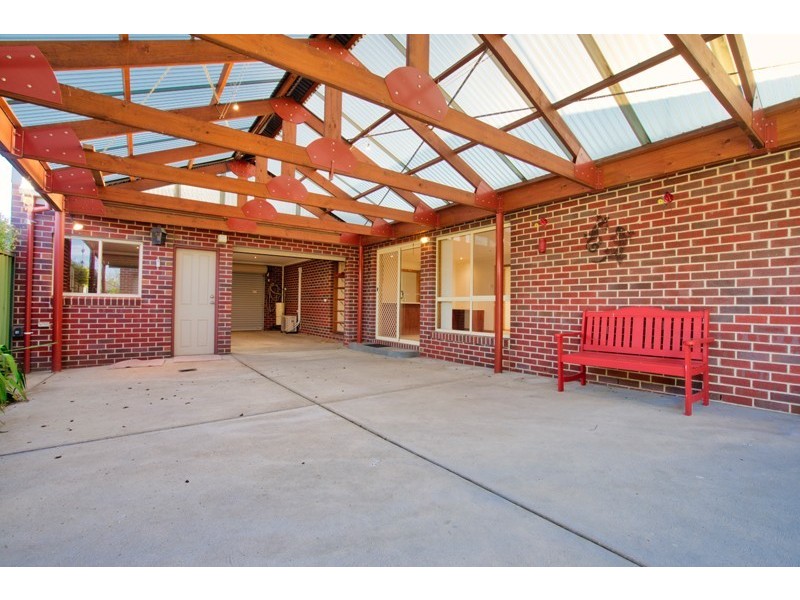 10 St Chester Avenue, Lake Gardens VIC 3355