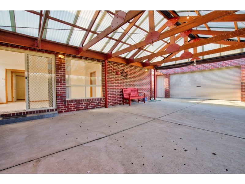 10 St Chester Avenue, Lake Gardens VIC 3355