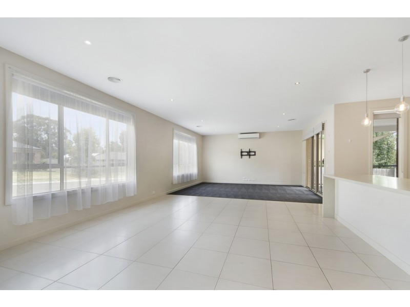 2 Jenola Court, Canadian VIC 3350