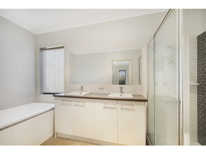 21 Macarthur Park Boulevard, Miners Rest VIC 3352