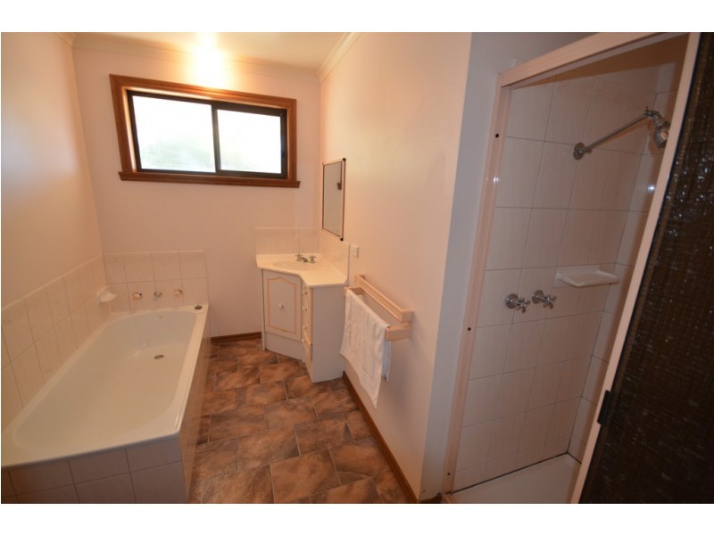 27 Mountain View Street, Avoca VIC 3467